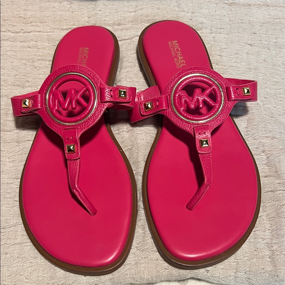 NEW WITHOUT TAGS Michael Kors Fuchsia Sandals with Gold Accents